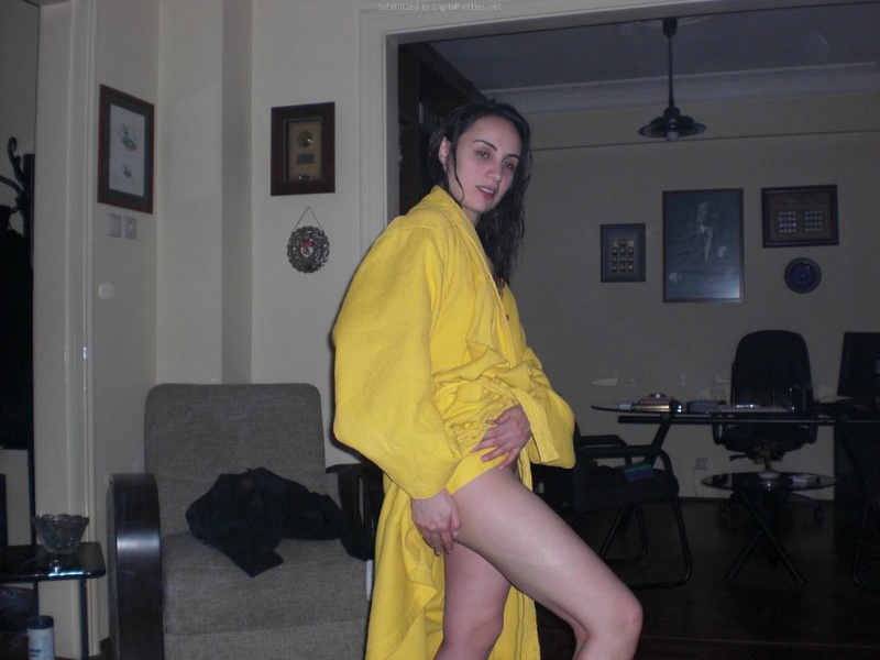 Молодая бэйба скидывает с себя желтый халатик 14 фотография
