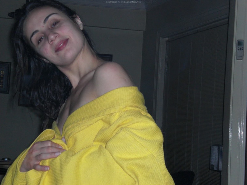 Молодая бэйба скидывает с себя желтый халатик 5 фотография