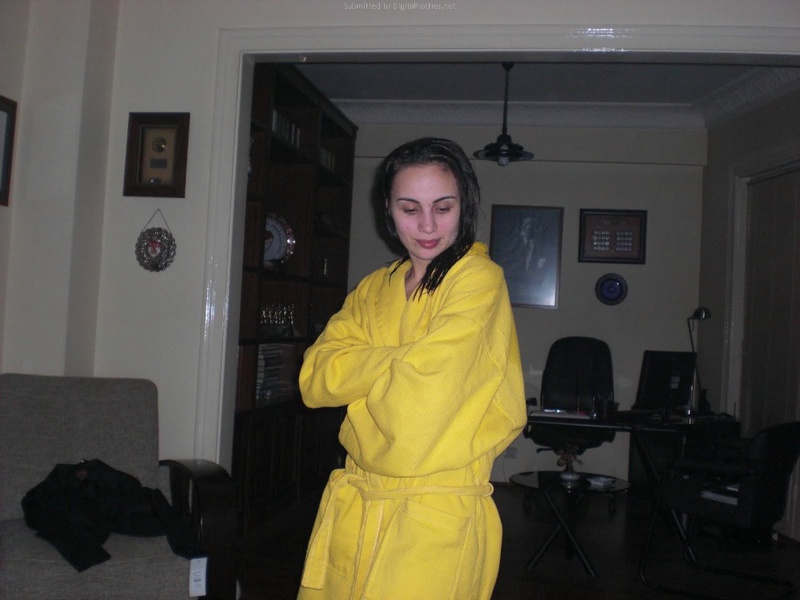 Молодая бэйба скидывает с себя желтый халатик 1 фотография