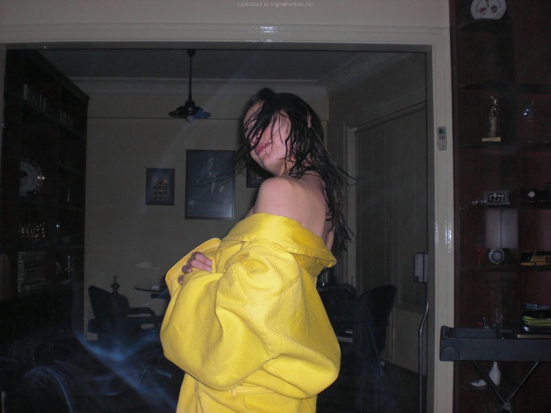 Молодая бэйба скидывает с себя желтый халатик 4 фотография
