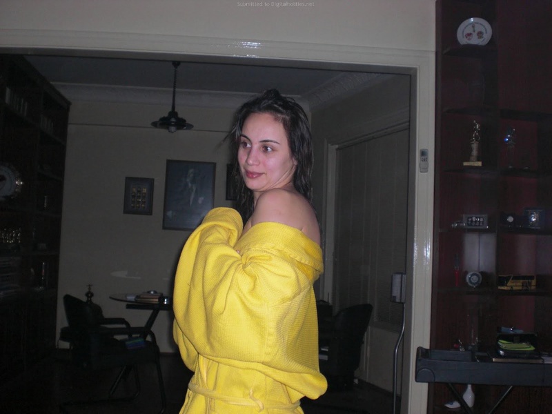 Молодая бэйба скидывает с себя желтый халатик 6 фотография