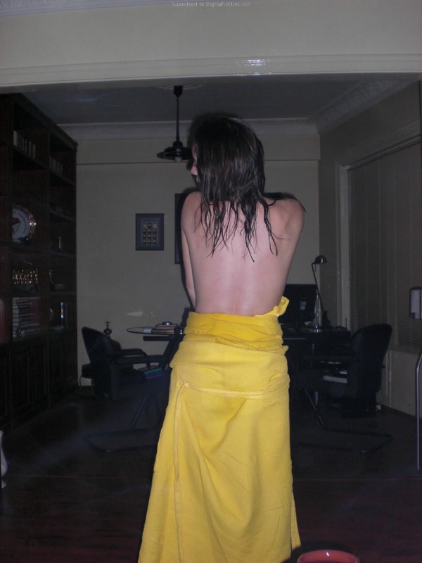 Молодая бэйба скидывает с себя желтый халатик 18 фотография