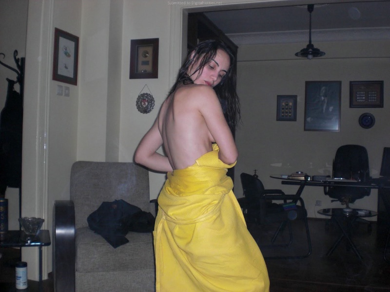 Молодая бэйба скидывает с себя желтый халатик 17 фотография