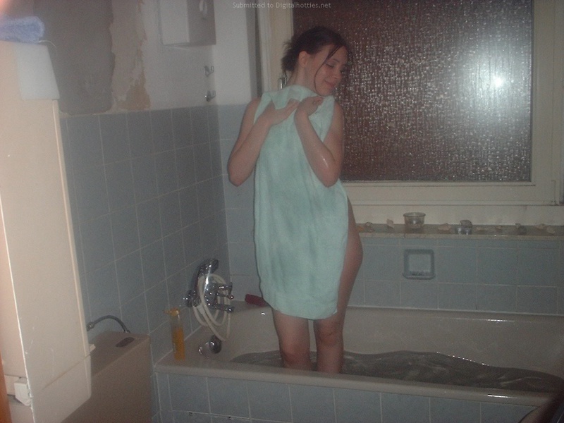 Алиса старательно моет писечку в ванне 7 фотография