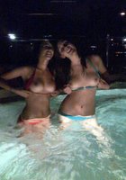 Подруги показали сиськи стоя в бассейне и начали целоваться взасос 2 фото