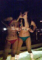 Подруги показали сиськи стоя в бассейне и начали целоваться взасос 4 фото