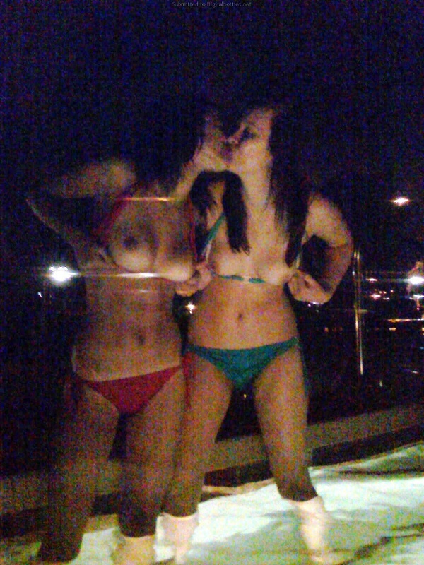 Подруги показали сиськи стоя в бассейне и начали целоваться взасос 4 фотография