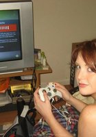 Конопатая геймерша голышом играет в видеоигры в квартире 16 фото