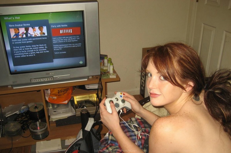 Конопатая геймерша голышом играет в видеоигры в квартире 16 фотография