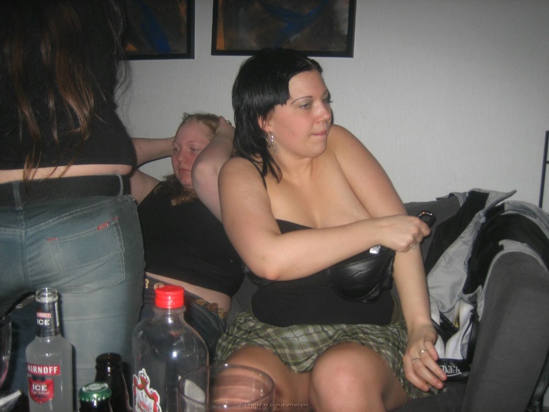 Лесбиянка трахает анус красным дилдо после куннилингуса 4 фотография