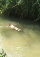 Голая чика моется в реке 14 фотография