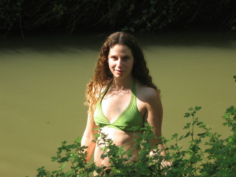 Голая чика моется в реке 5 фотография