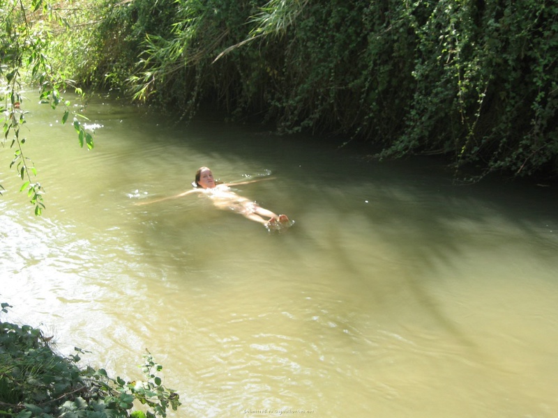 Голая чика моется в реке 14 фотография