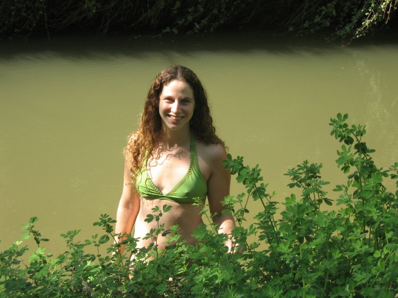 Голая чика моется в реке 8 фотография