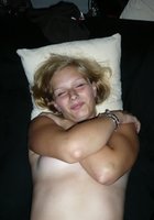Молодая блондиночка отдыхает в спальне без трусов 1 фото