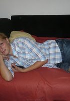 Молодая блондиночка отдыхает в спальне без трусов 8 фото