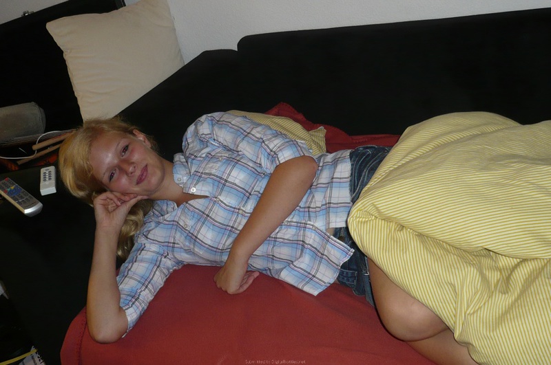 Молодая блондиночка отдыхает в спальне без трусов 10 фотография
