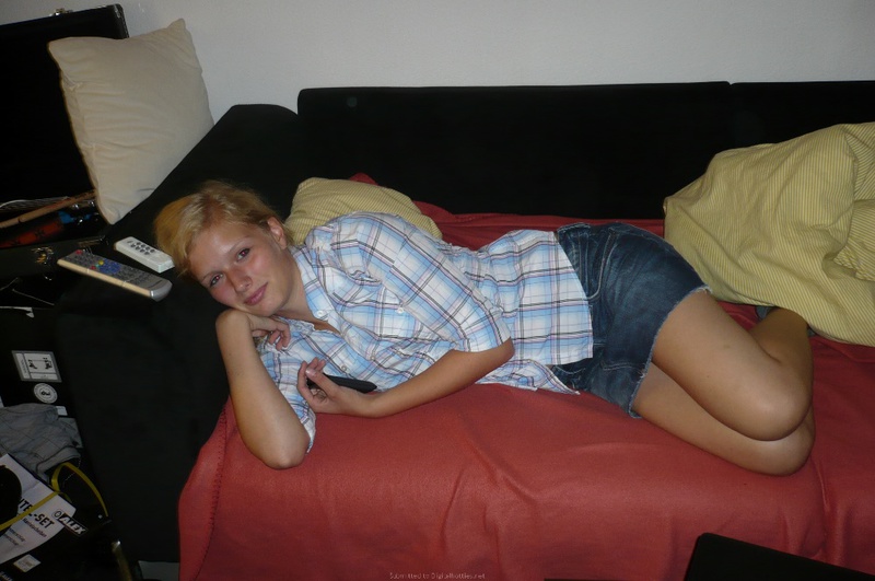 Молодая блондиночка отдыхает в спальне без трусов 8 фотография