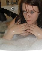Толстушка в ванной мастурбирует писю секс игрушкой 6 фотография