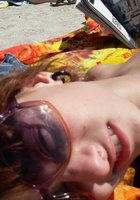 Марамойка загорает на пляже топлес 6 фото