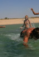 Марамойка загорает на пляже топлес 29 фото