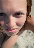 Марамойка загорает на пляже топлес 19 фото