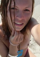 Марамойка загорает на пляже топлес 20 фото