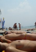 Марамойка загорает на пляже топлес 24 фото