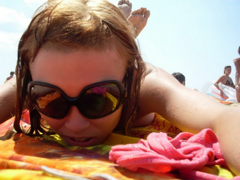 Марамойка загорает на пляже топлес 2 фотография