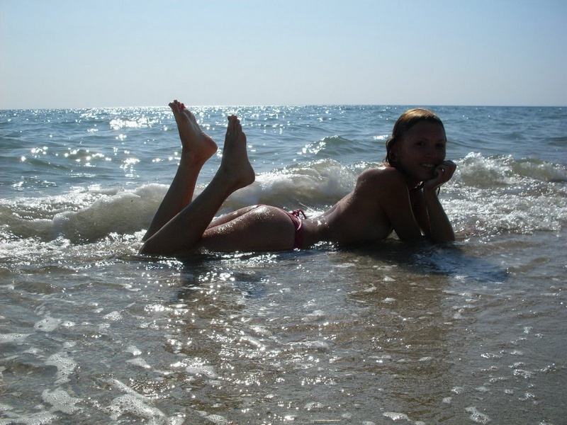 Марамойка загорает на пляже топлес 15 фотография