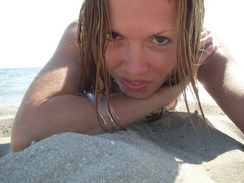 Марамойка загорает на пляже топлес 21 фотография