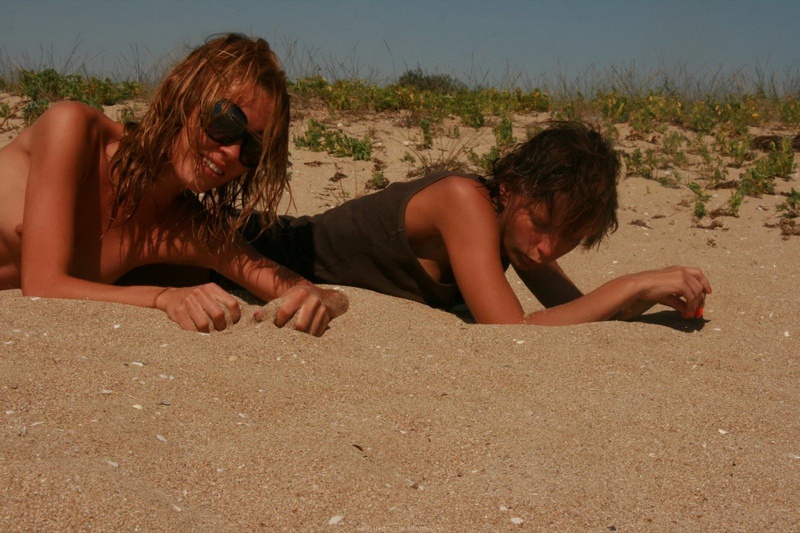 Марамойка загорает на пляже топлес 34 фотография