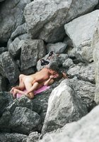 Пара голых красоток отдыхают в скалах 3 фотография