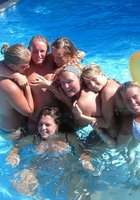 Подружки в купальниках веселятся около бассейна 4 фотография