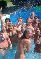 Подружки в купальниках веселятся около бассейна 7 фотография