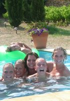 Подружки в купальниках веселятся около бассейна 3 фотография
