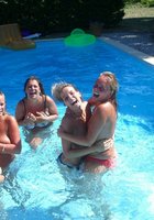 Подружки в купальниках веселятся около бассейна 8 фотография