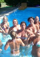 Подружки в купальниках веселятся около бассейна 15 фотография