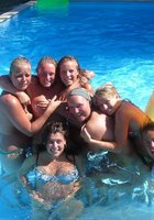 Подружки в купальниках веселятся около бассейна 16 фотография