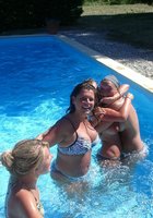 Подружки в купальниках веселятся около бассейна 14 фотография