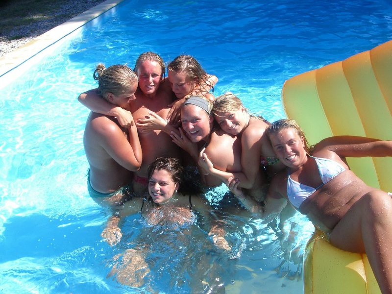 Подружки в купальниках веселятся около бассейна 4 фотография
