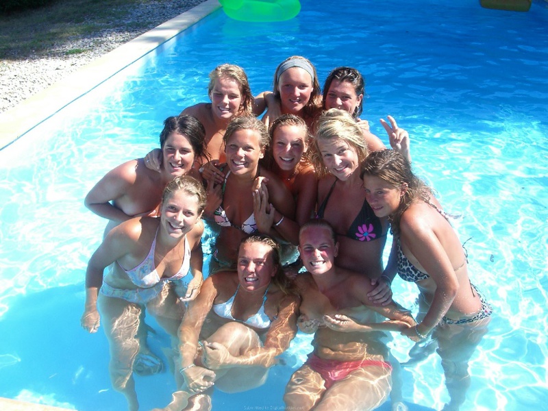 Подружки в купальниках веселятся около бассейна 6 фотография