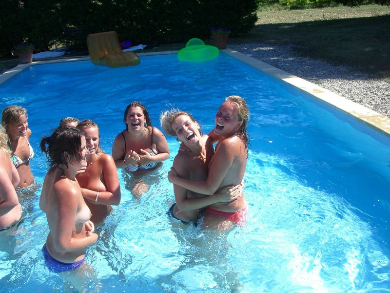 Подружки в купальниках веселятся около бассейна 8 фотография