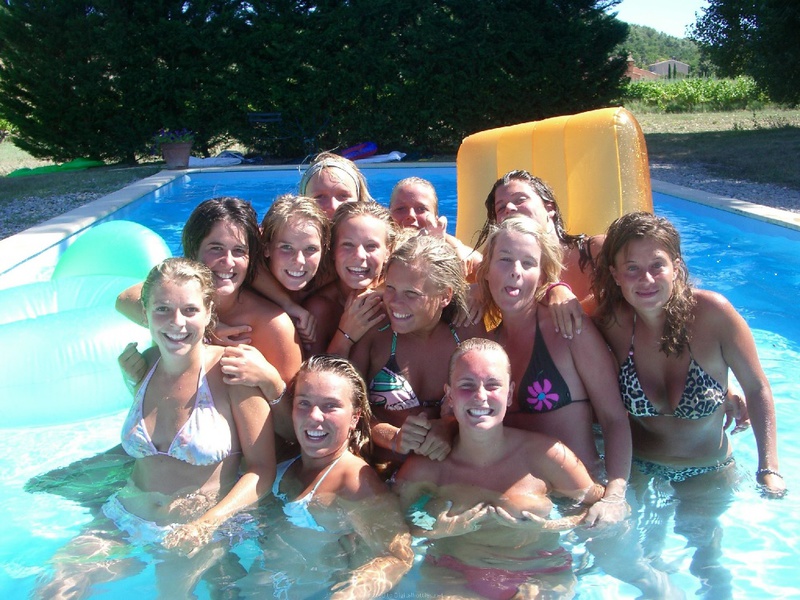 Подружки в купальниках веселятся около бассейна 12 фотография