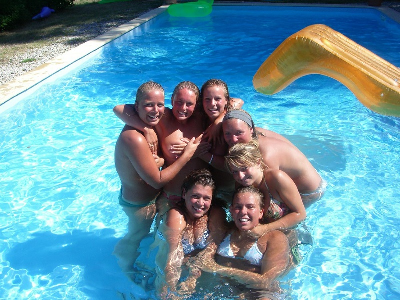 Подружки в купальниках веселятся около бассейна 29 фотография