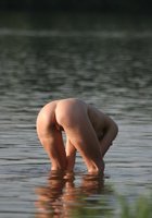 Неподражаемая милашка развлекается с парнем на озере 7 фото