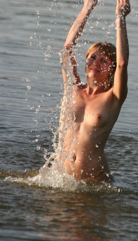 Неподражаемая милашка развлекается с парнем на озере 5 фотография