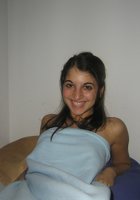 Болгарка светит небритой вагиной лежа в кровати 16 фотография