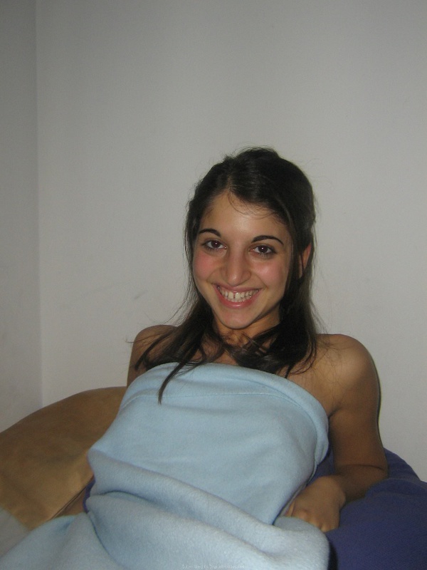 Болгарка светит небритой вагиной лежа в кровати 16 фотография