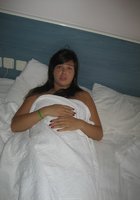 Скромница Настя валяется на кровати без одежды 2 фото
